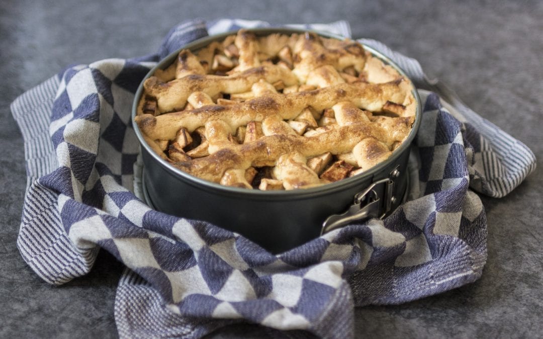 Torta di mele, uvetta e noci con farina integrale